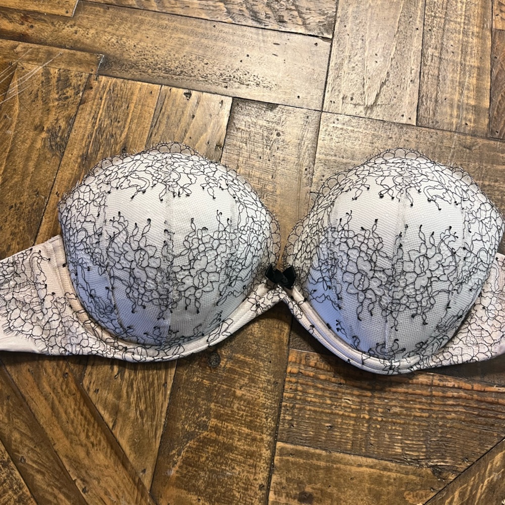 Victoria’s Secret strapless bra